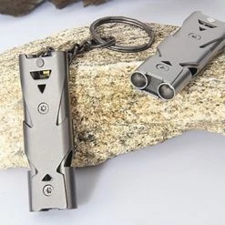 Merkloos Fluit - Outdoor Uitrusting - Noodfluit - Alarmfluit - Grijs -CeLaVi winkel 550x366 113