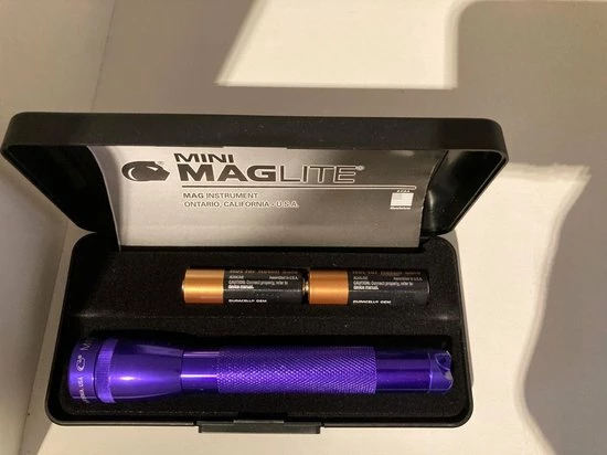 Maglite Mini 2AA Zaklamp Paars In Geschenk Doos 3 Maglite Mini 2AA Zaklamp Paars In Geschenk Doos