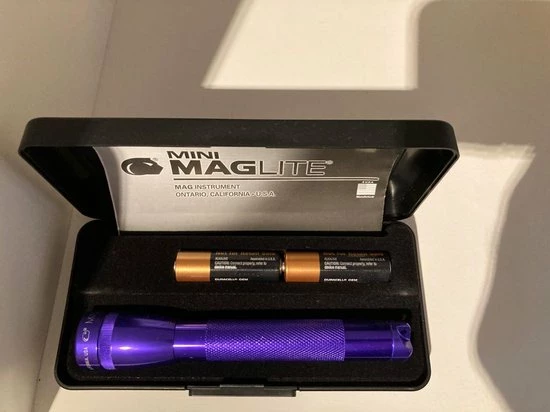 Maglite Mini 2AA Zaklamp Paars In Geschenk Doos 4 Maglite Mini 2AA Zaklamp Paars In Geschenk Doos - Afbeelding 2