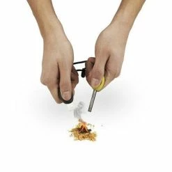 LightMyFire Light My Fire Firesteel Scout Zwart + Noodfluit - Survival Aansteker Topkwaliteit Magnesium Stick Met Fluitje Luxe Firestarter Vuurstarter Vuursteen Staaf Vuurmaker Magnesiumstick Vonkenmaker Magnesiumstaaf -CeLaVi winkel 550x412 4