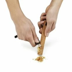 LightMyFire Light My Fire Firesteel Scout Zwart + Noodfluit - Survival Aansteker Topkwaliteit Magnesium Stick Met Fluitje Luxe Firestarter Vuurstarter Vuursteen Staaf Vuurmaker Magnesiumstick Vonkenmaker Magnesiumstaaf -CeLaVi winkel 550x498