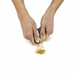 LightMyFire Light My Fire Firesteel Scout Zwart + Noodfluit - Survival Aansteker Topkwaliteit Magnesium Stick Met Fluitje Luxe Firestarter Vuurstarter Vuursteen Staaf Vuurmaker Magnesiumstick Vonkenmaker Magnesiumstaaf -CeLaVi winkel 550x506 1