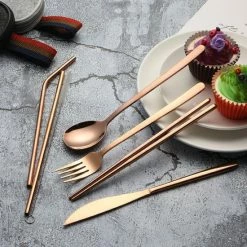 House Of Husk Reisbestek - Reis Bestekset - Chopsticks - Metalen Rietjes Met Borstel - Lepel - Vaatwasserbestendig - RVS - 7 Delig - Rose Goud -CeLaVi winkel 550x550 378