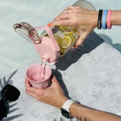 Merkloos Waterfles 2 Liter - Waterfles Met Rietje - Grote Waterfles - Sportbidon - Twee Liter Waterfles - Sportfles - Sportfles Fitness - Bottle 2 Liter- Drinkfles - Schenkfles - Roze Transparant - Gratis Armband - Waterflessen -CeLaVi winkel 550x647